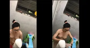 Quay lén nữ học sinh cạnh bên nhà tắm