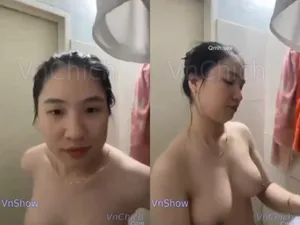 Gái vú ngon, vừa call với cô bạn gái vừa tắm